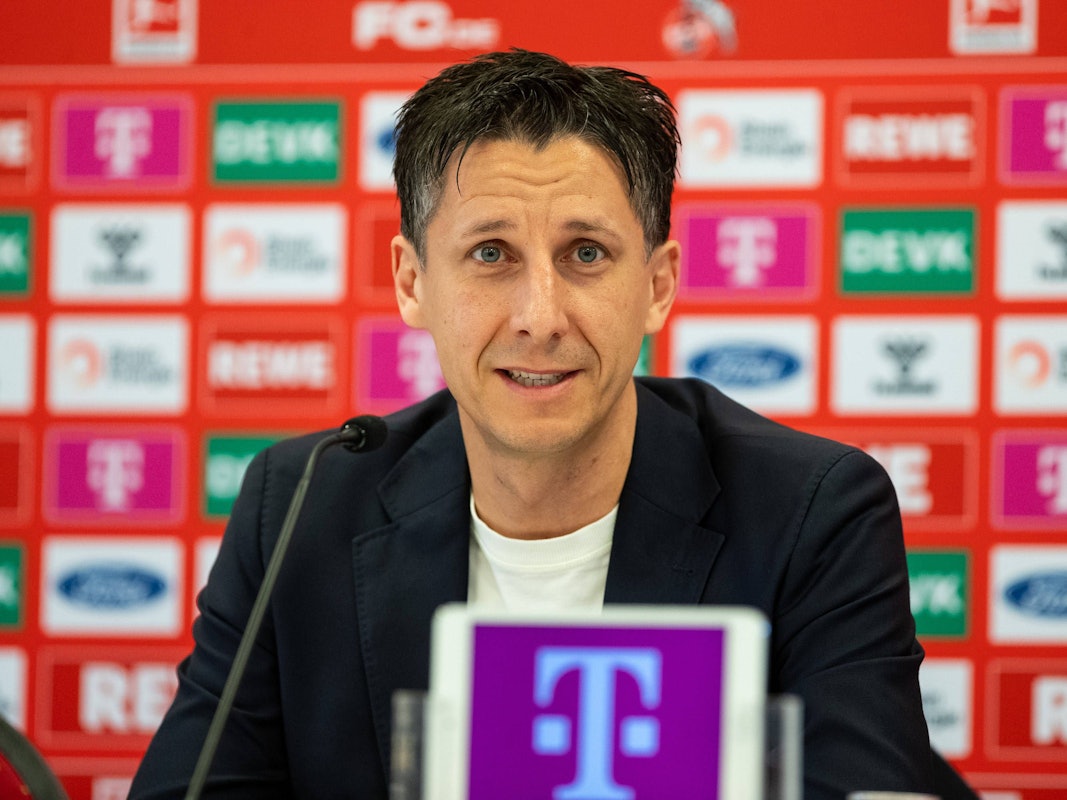 Christian Keller spricht auf einer Pressekonferenz des 1. FC Köln.