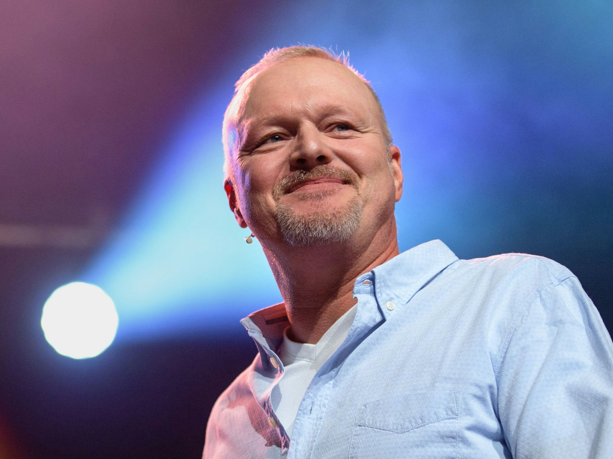 ARCHIV - 24.09.2017, Bayern, München: Entertainer Stefan Raab spricht bei der Eröffnung vom Unternehmensgründer- und Investorentreffen Bits & Pretzels.