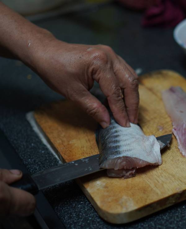 Roher Fisch wird zubereitet.