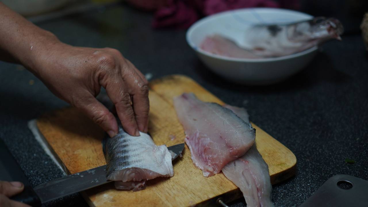 Roher Fisch wird zubereitet.