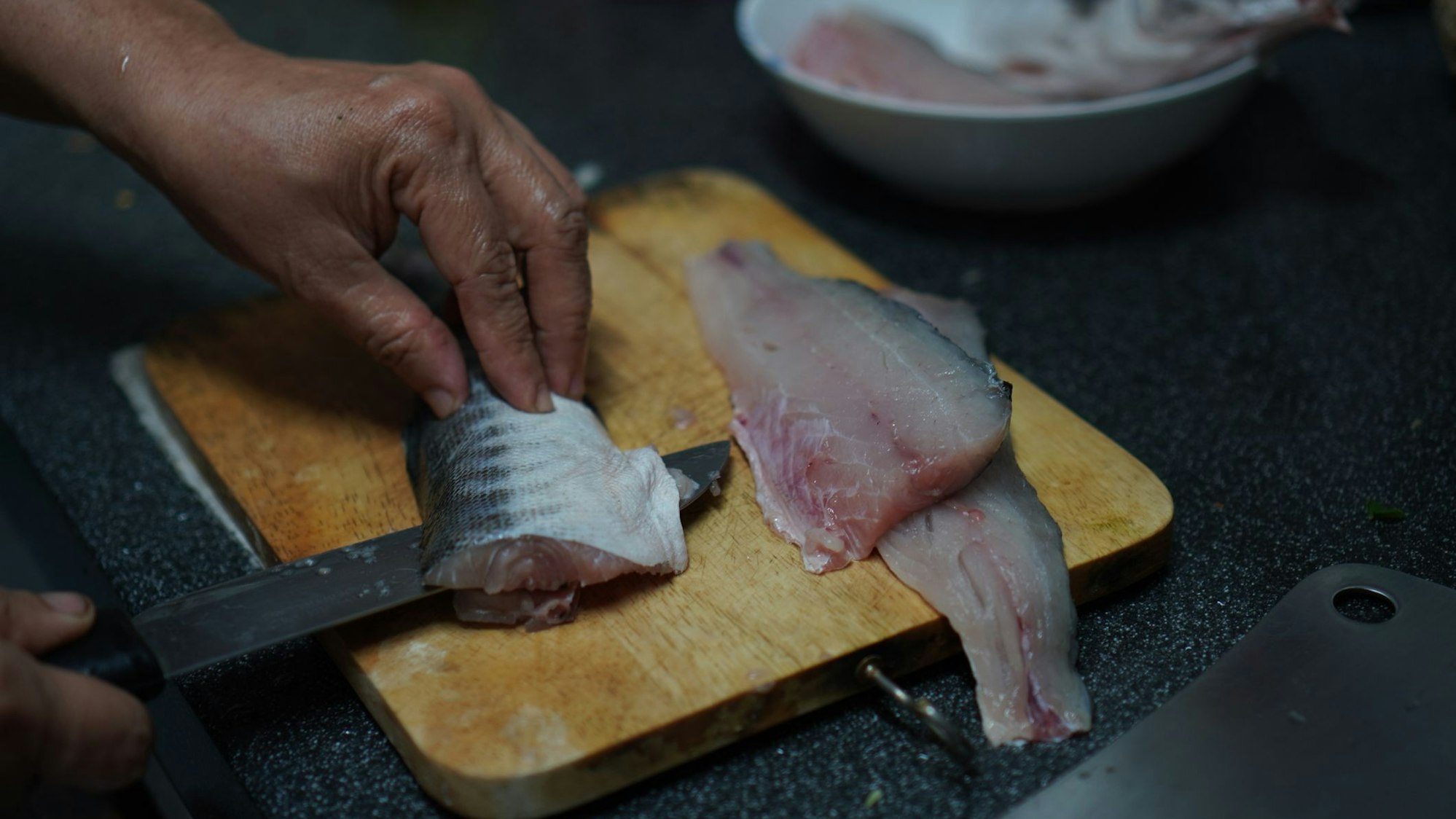 Roher Fisch wird zubereitet.