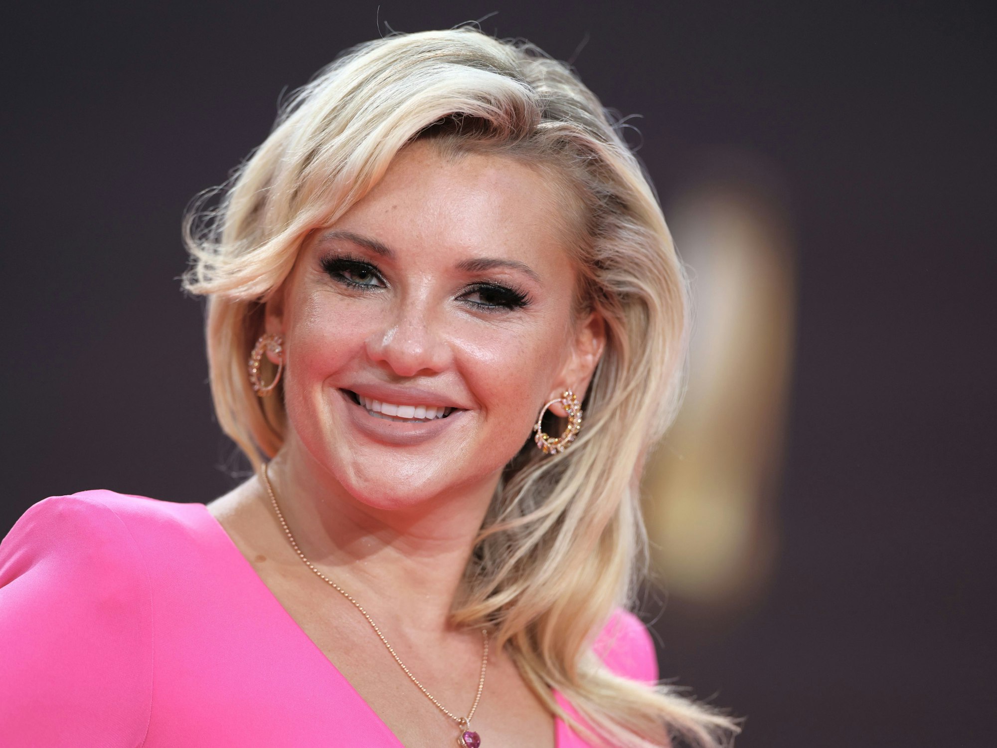 Evelyn Burdecki kommt zur Verleihung der Deutschen Fernsehpreise 2023 ins Coloneum, hier im September 2023 in Köln.