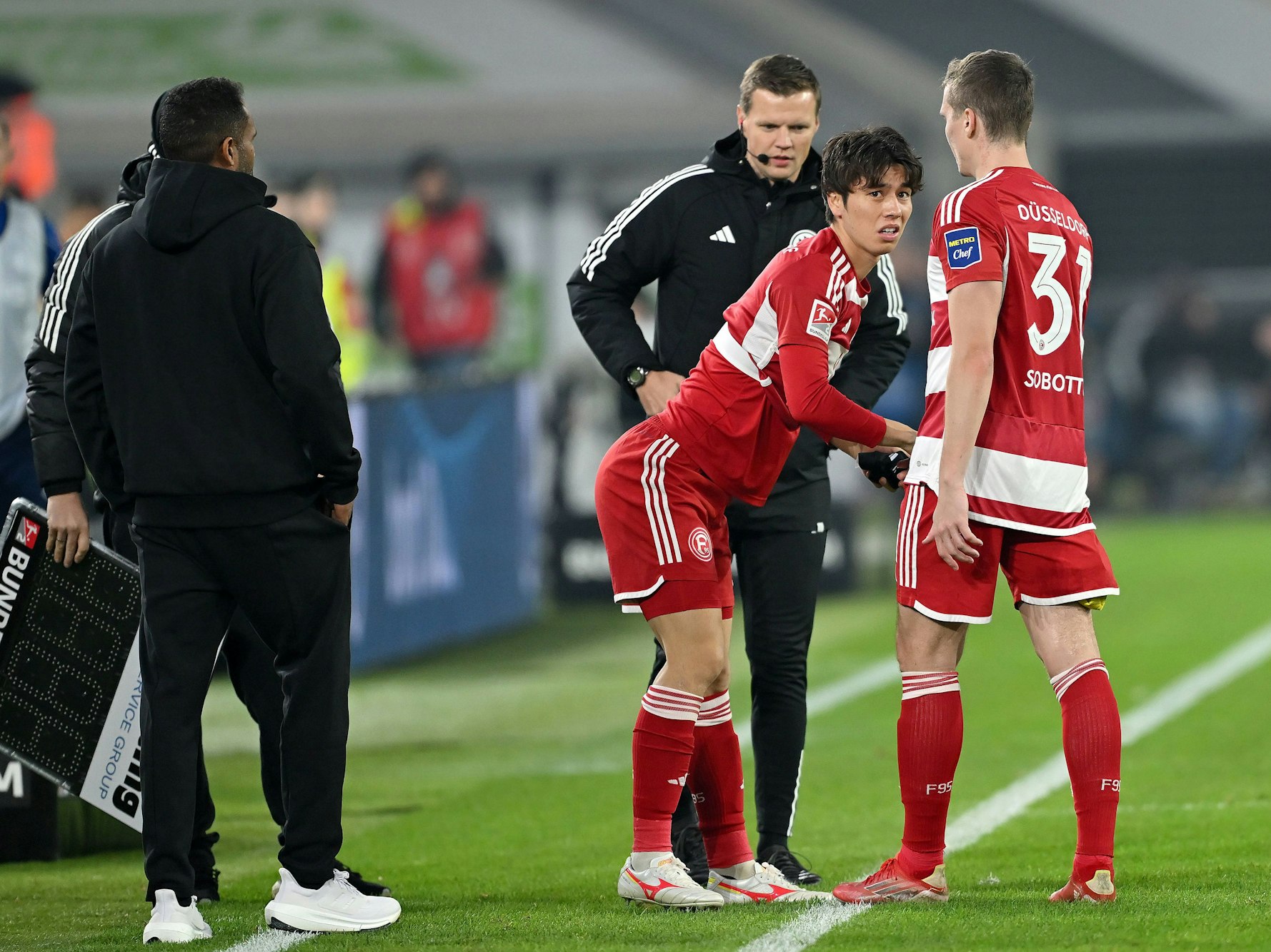 Marcel Sobottka geht vom Platz, für ihn wird Ao Tanaka eingewechselt.