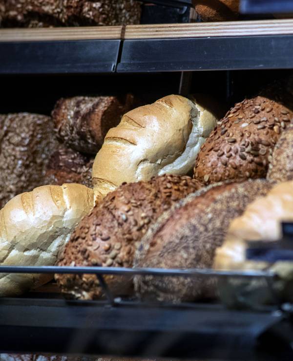 Backwaren liegen in den Auslagen einer Bäckerei. +++ dpa-Bildfunk +++