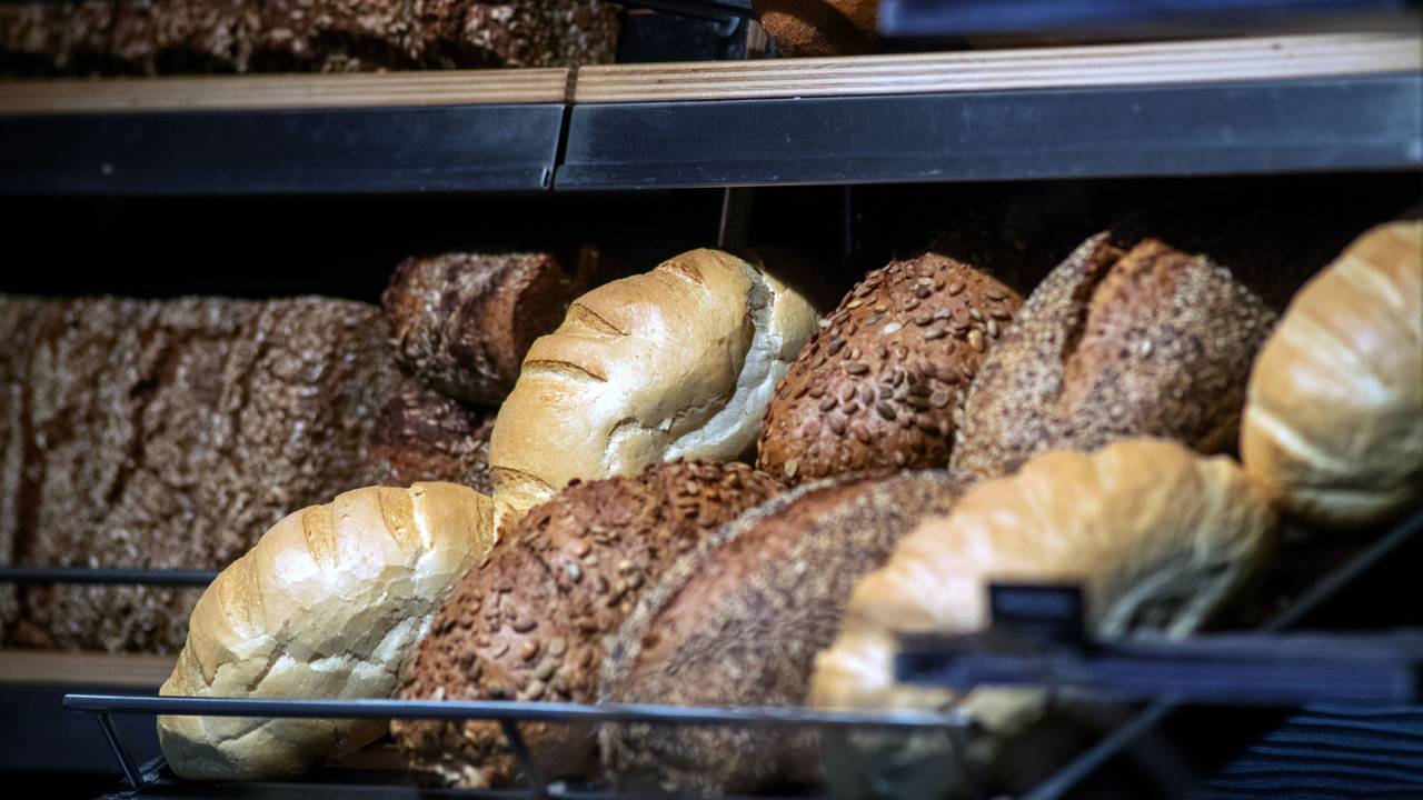 Backwaren liegen in den Auslagen einer Bäckerei. +++ dpa-Bildfunk +++