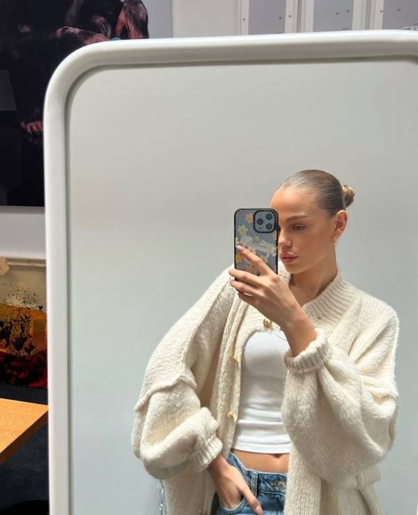 Influencerin Laura Abla posiert für ein Spiegelselfie (Screenshot vom 2. Januar 2024).