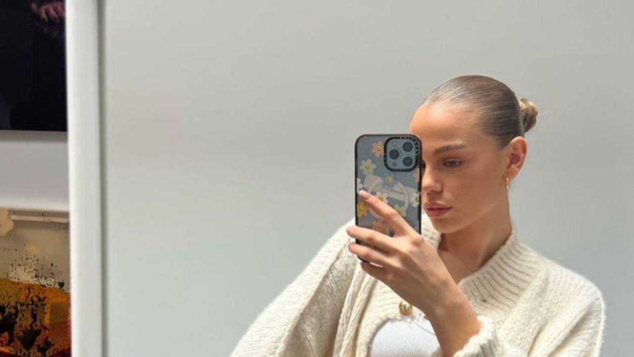 Influencerin Laura Abla posiert für ein Spiegelselfie (Screenshot vom 2. Januar 2024).