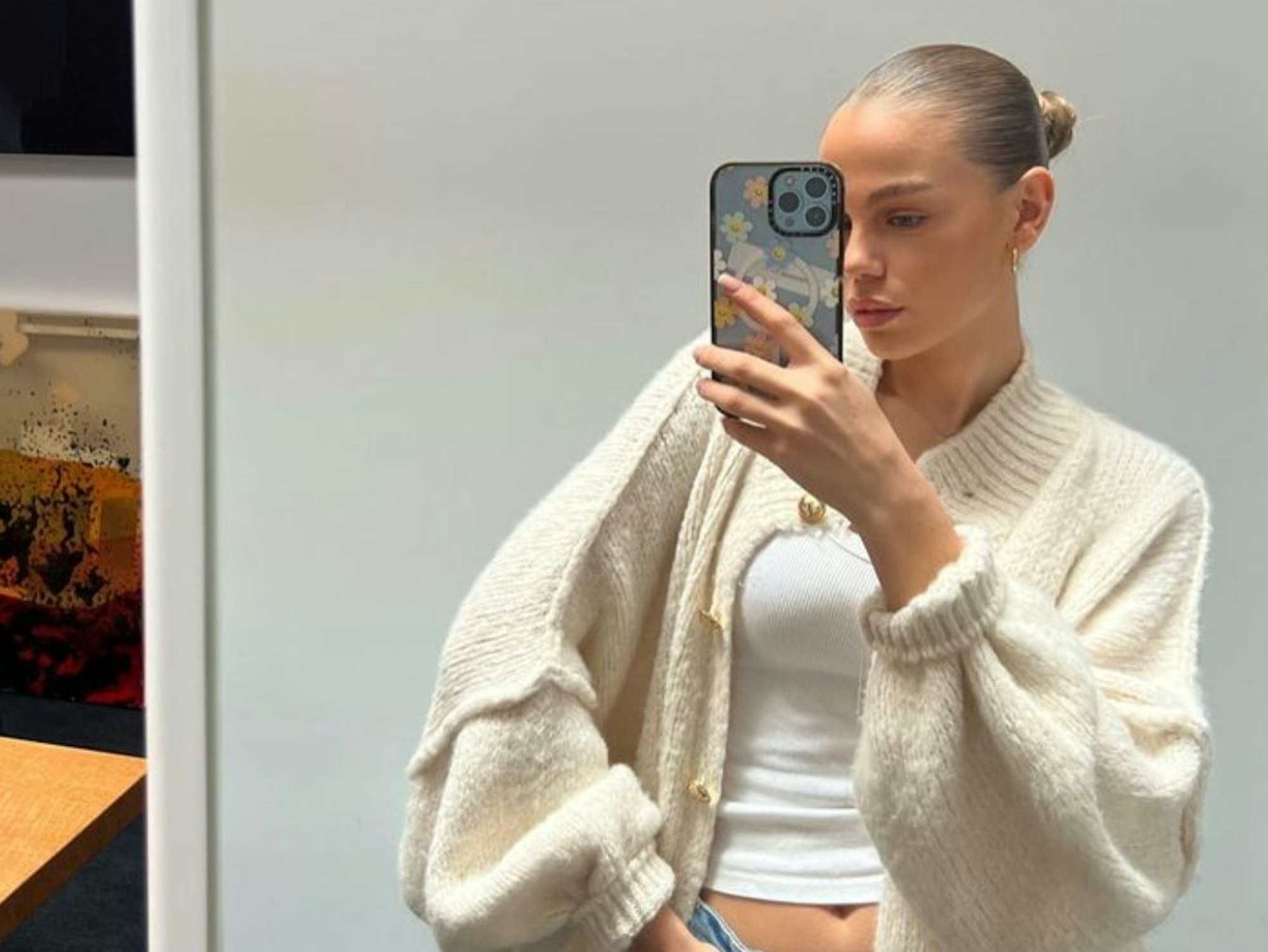 Influencerin Laura Abla posiert für ein Spiegelselfie (Screenshot vom 2. Januar 2024).
