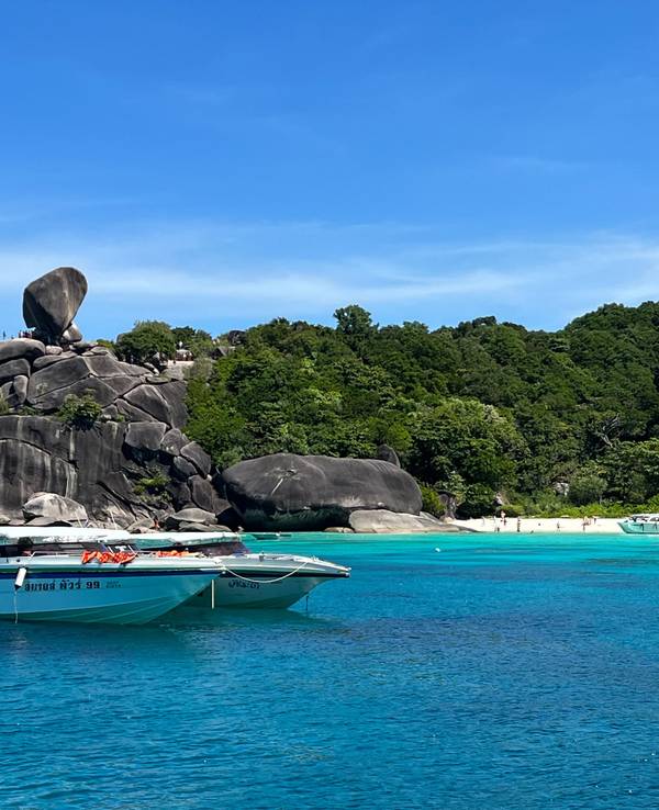 Die Similan Islands mit ihren markanten Granitformationen.