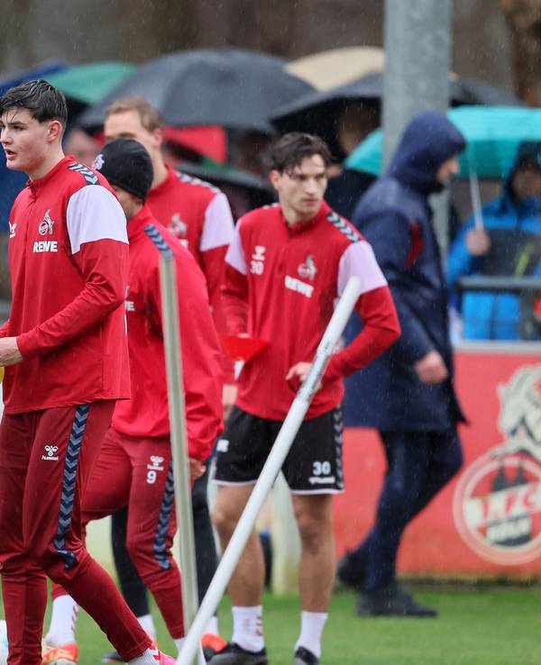 Jaka Cuber Potocnik erhält Anweisungen im Training des 1. FC Köln.