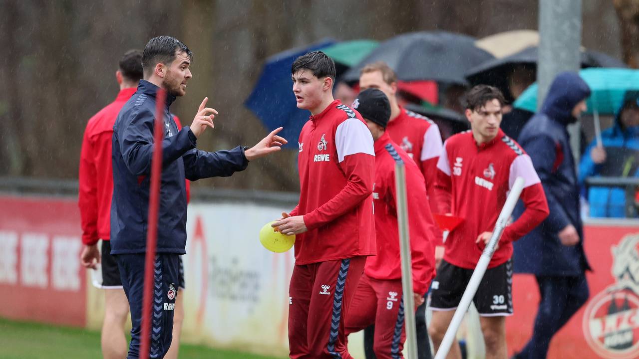 Jaka Cuber Potocnik erhält Anweisungen im Training des 1. FC Köln.