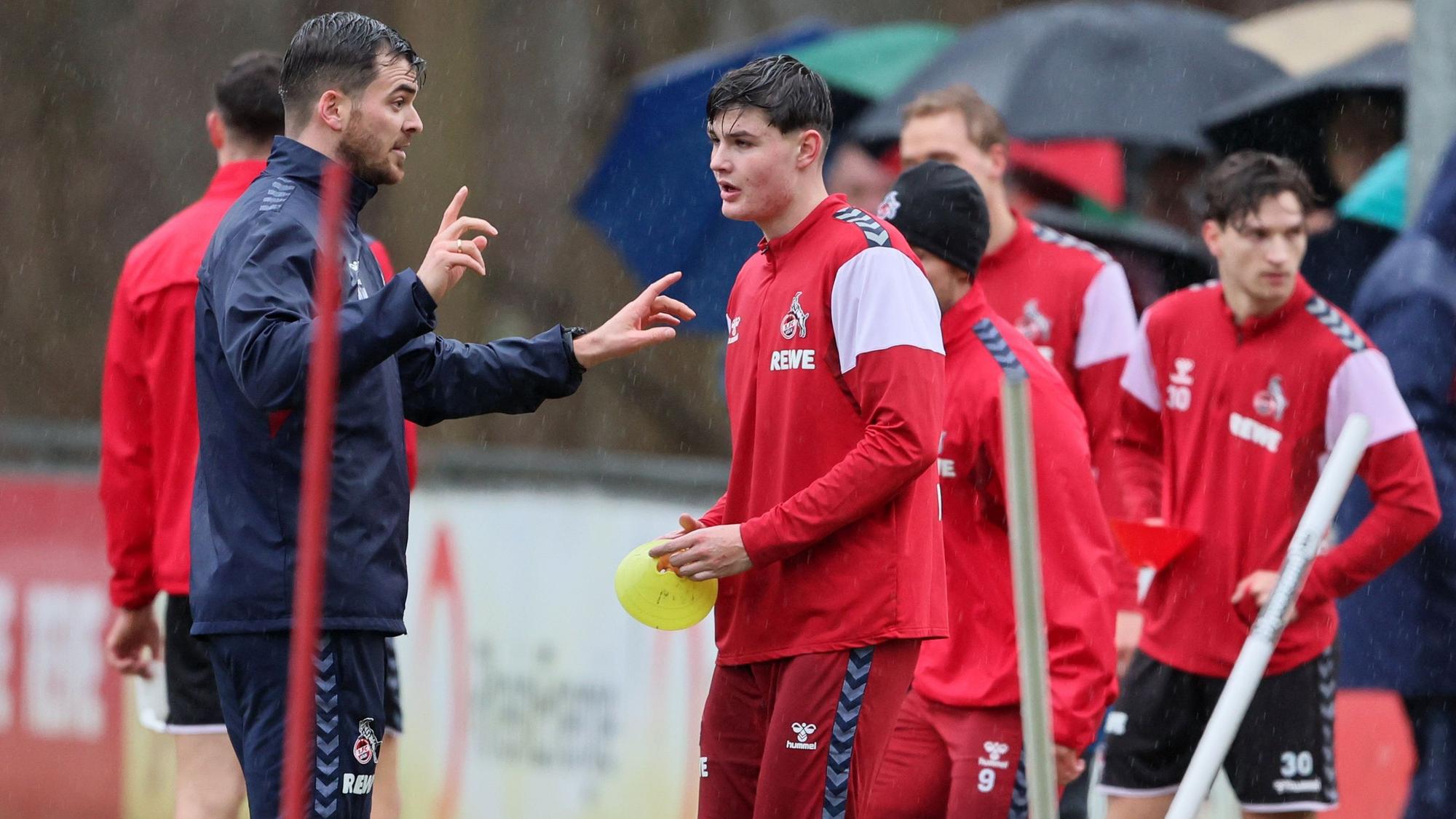 Jaka Cuber Potocnik erhält Anweisungen im Training des 1. FC Köln.