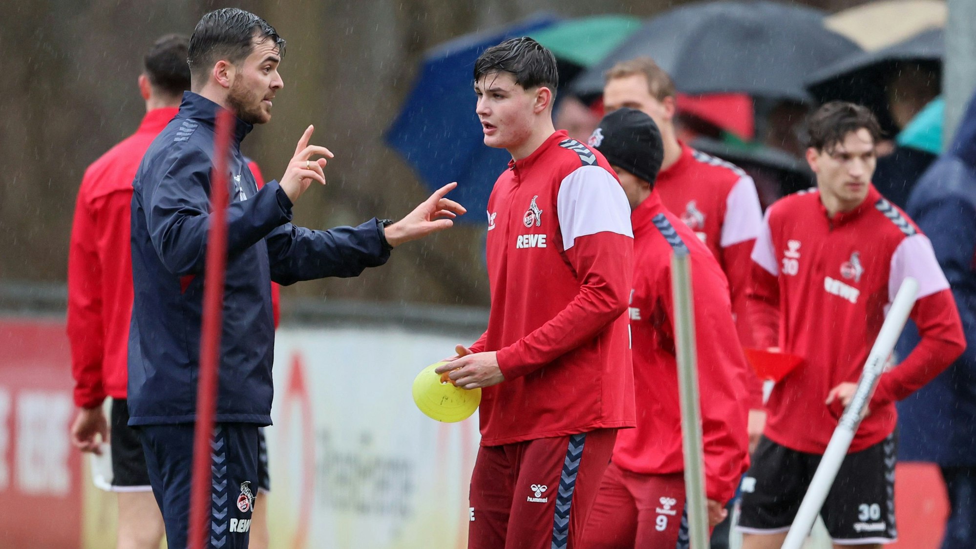 Jaka Cuber Potocnik erhält Anweisungen im Training des 1. FC Köln.