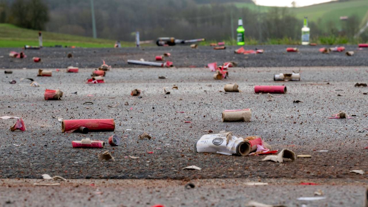 Jugendliche verlieren durch Böller Hand und zwei Finger. Unser Symbolbild zeigt eine Straße mit Resten von Feuerwerk in Poppendorf (Bayern).