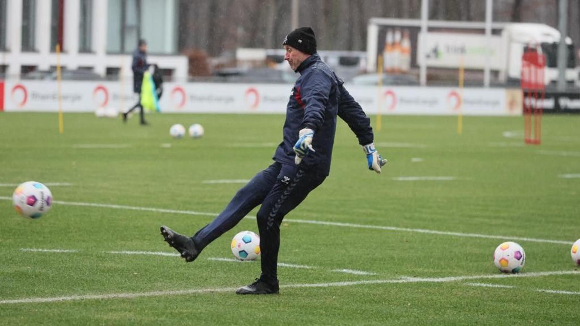 Eberhard Trautner, vorübergehend neuer Torwarttrainer beim 1. FC Köln, bei der ersten Einheit des Jahres.