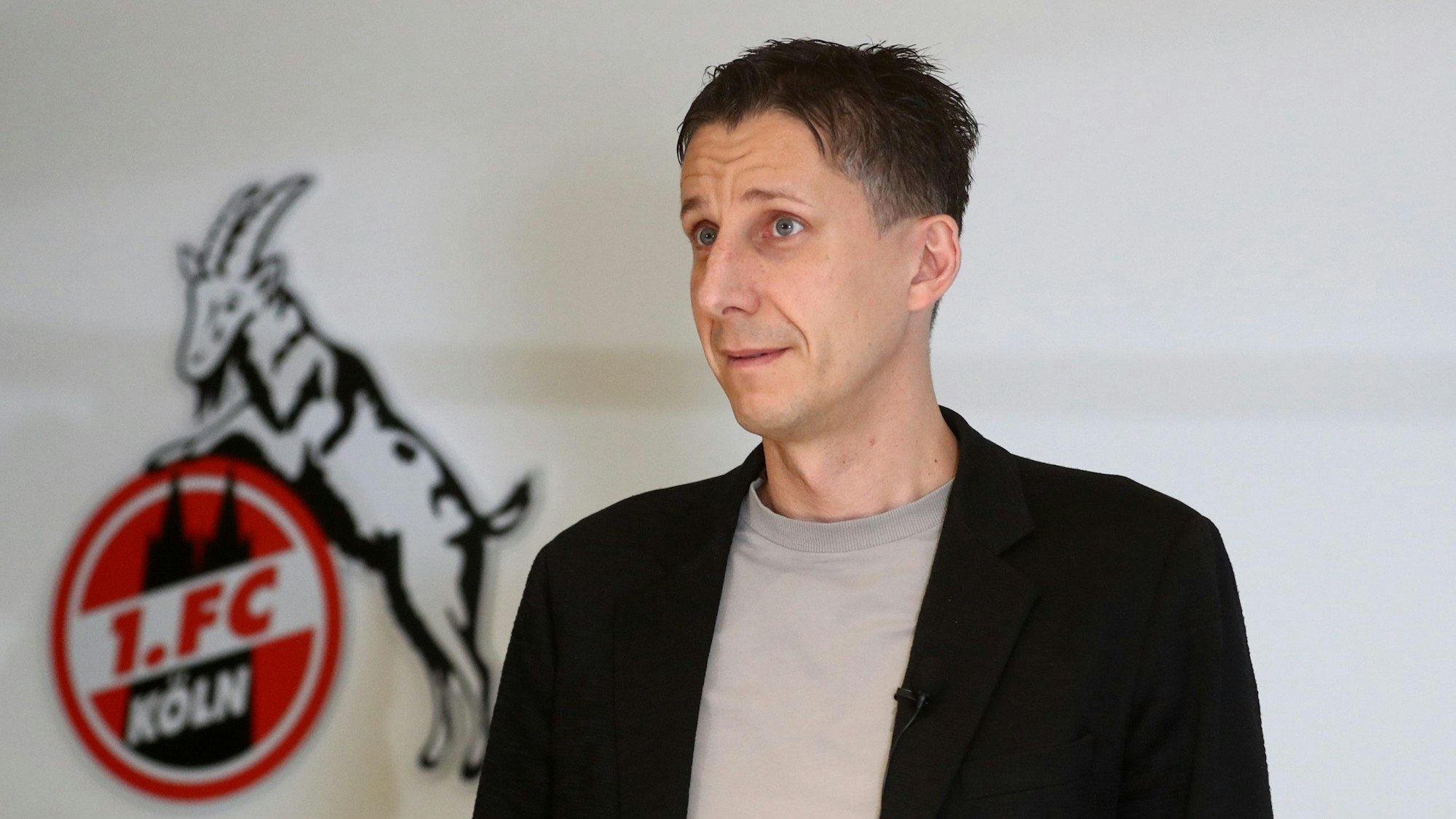 Christian Keller bei einem Pressegespräch des 1. FC Köln.
