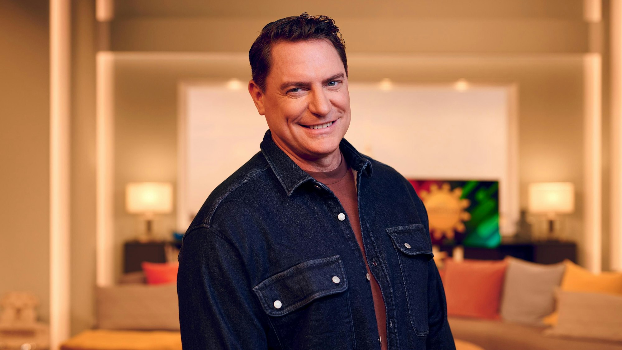 Das undatierte Foto zeigt den Sat.1-„Frühstücksfernsehen“-Moderator Benjamin Bieneck im Studio der Show.