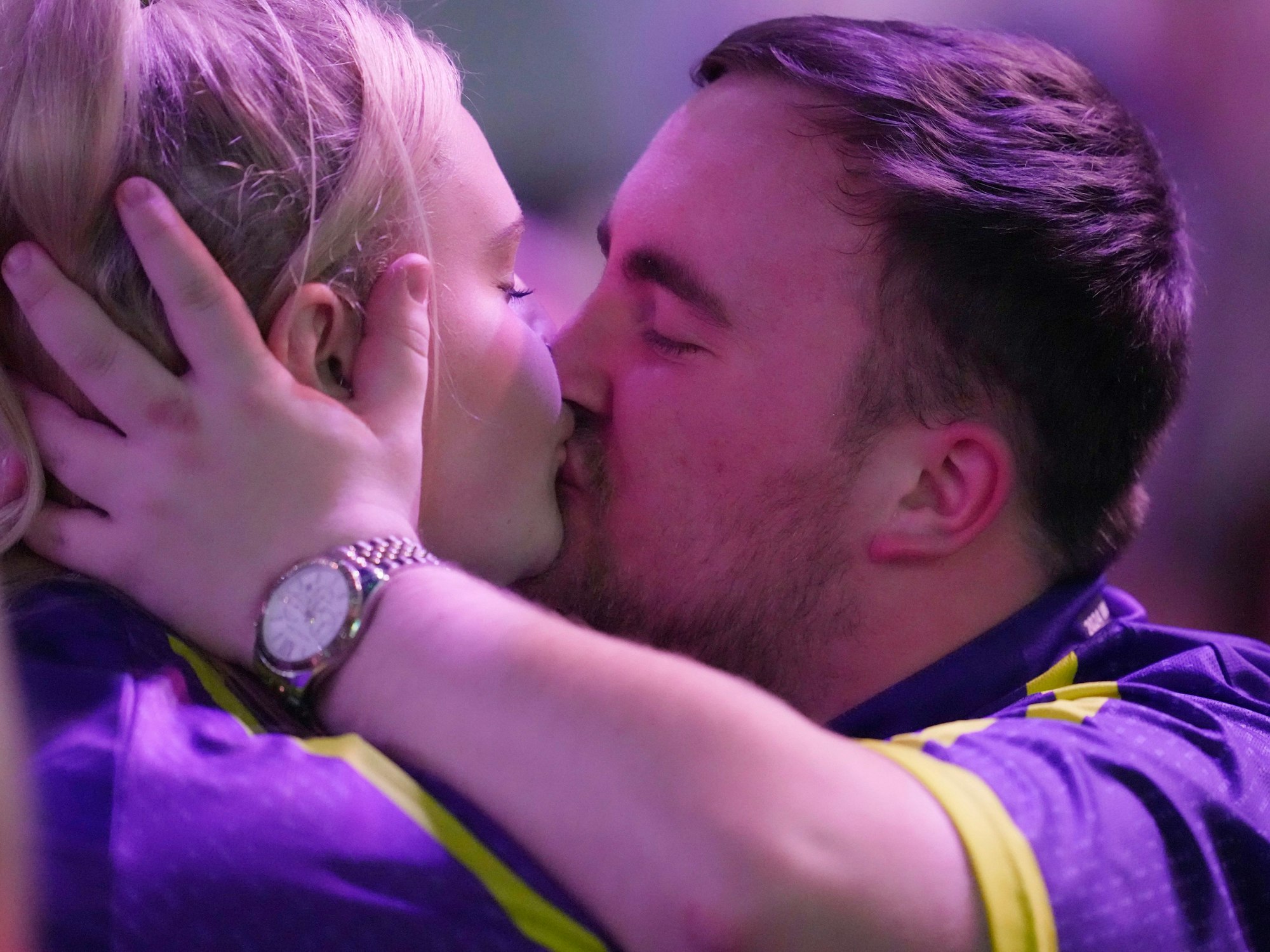 Luke Littler küsst nach seinem Sieg über Brendan Dolan seine Freundin.