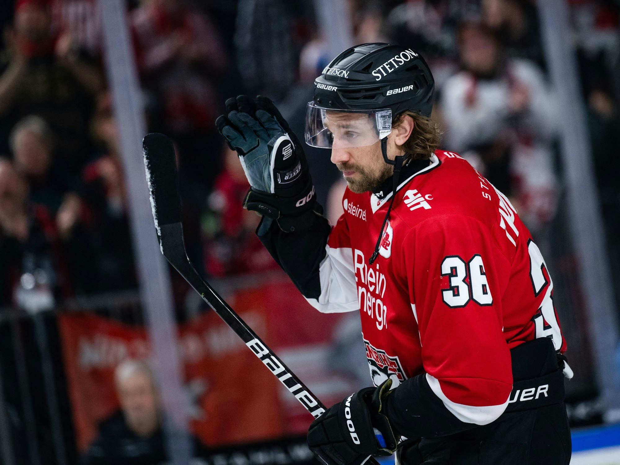 Kölns Andreas Thuresson bedankt sich nach der Partie bei den Fans.