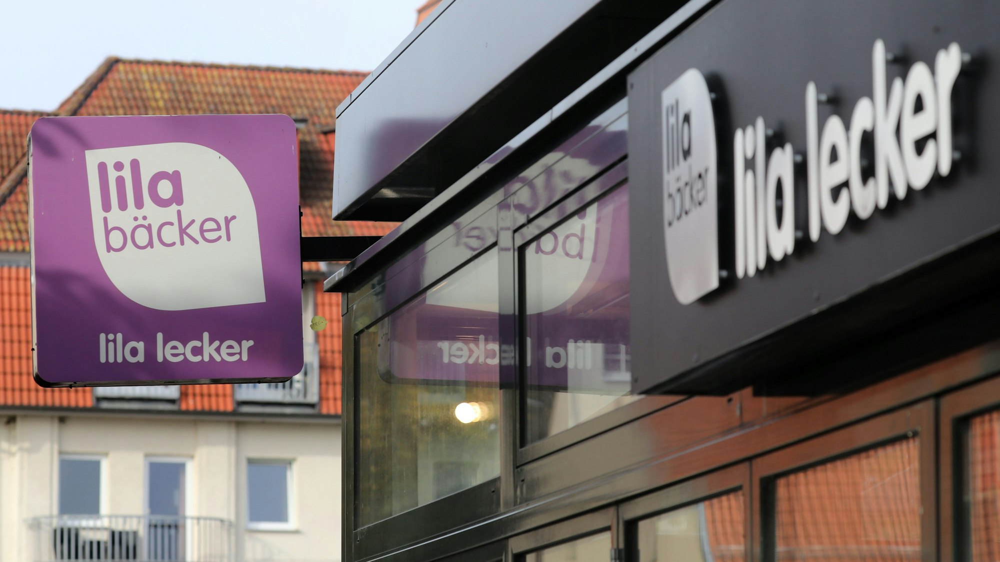 Das Logo des Unternehmens Lila Bäcker an einer Filiale im Ostseebad Warnemünde (2021).
