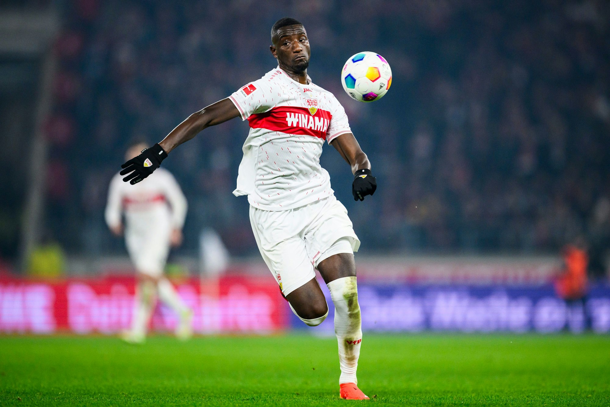 Serhou Guirassy am Ball.