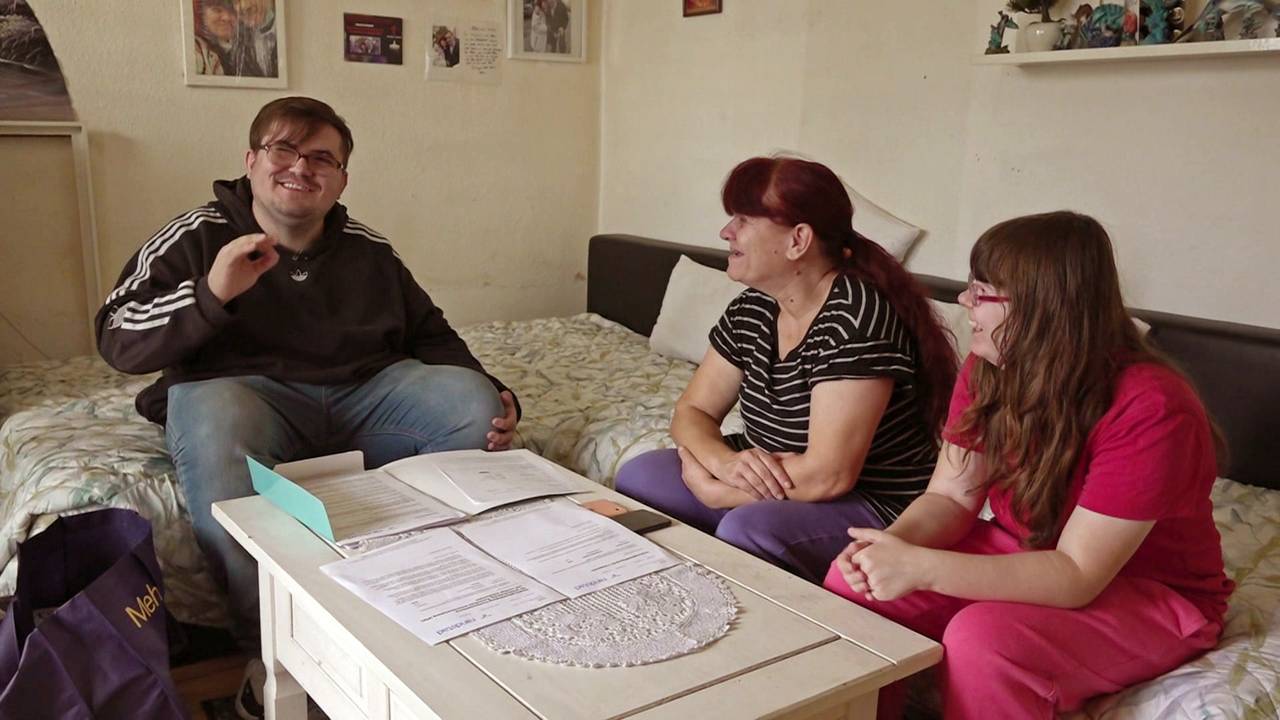 Das Foto stammt aus der RTLZWEI-Dokusoap „Hartz und herzlich“ und zeigt den Darsteller Pascal (l.) mit seiner Mutter Petra (M.) und seiner Schwester Selina (r.) in Petras Wohnzimmer.