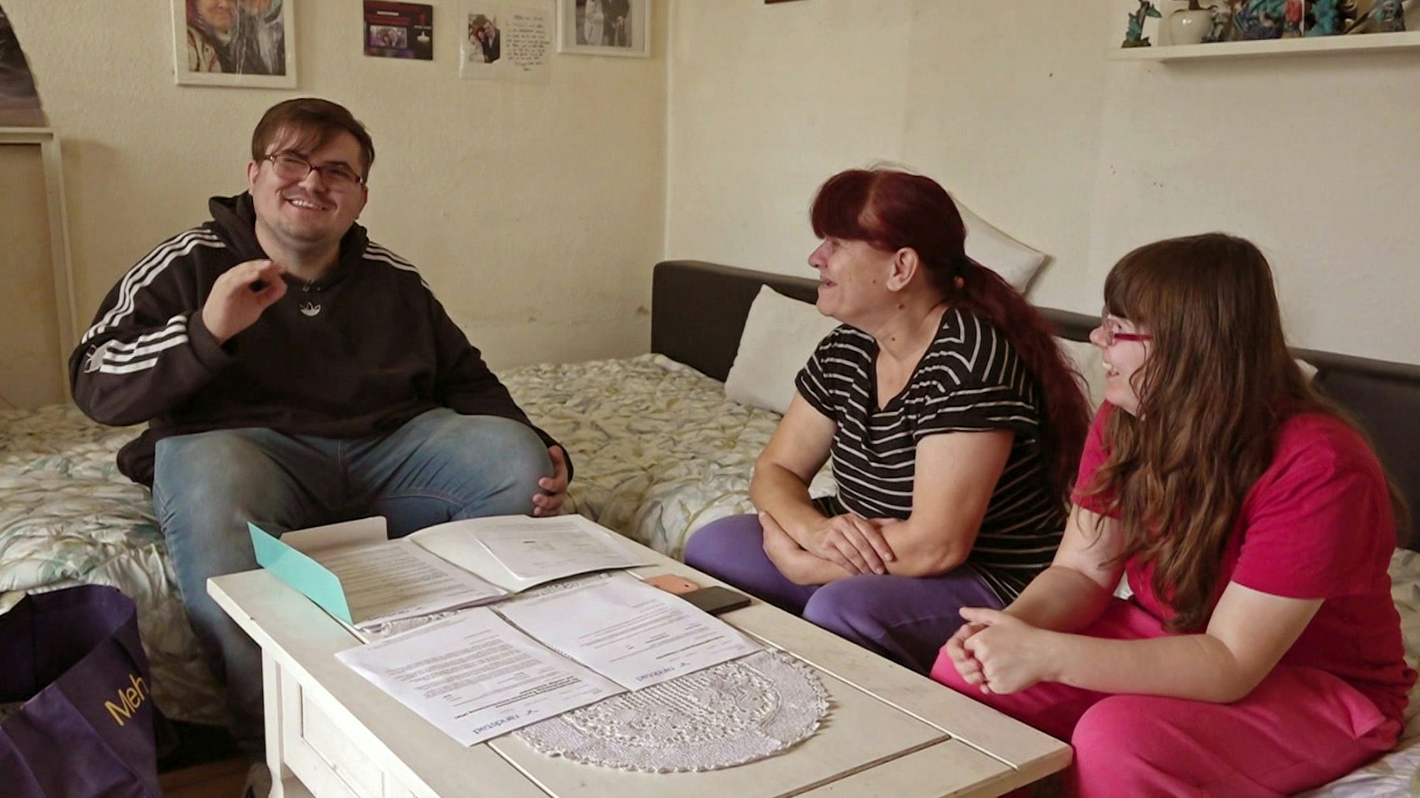 Das Foto stammt aus der RTLZWEI-Dokusoap „Hartz und herzlich“ und zeigt den Darsteller Pascal (l.) mit seiner Mutter Petra (M.) und seiner Schwester Selina (r.) in Petras Wohnzimmer.