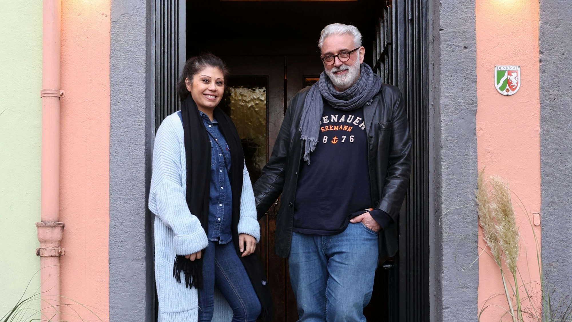 Nadja Maher und Thomas Wippenbeck stehen im Eingang ihres Restaurants Feinfein.