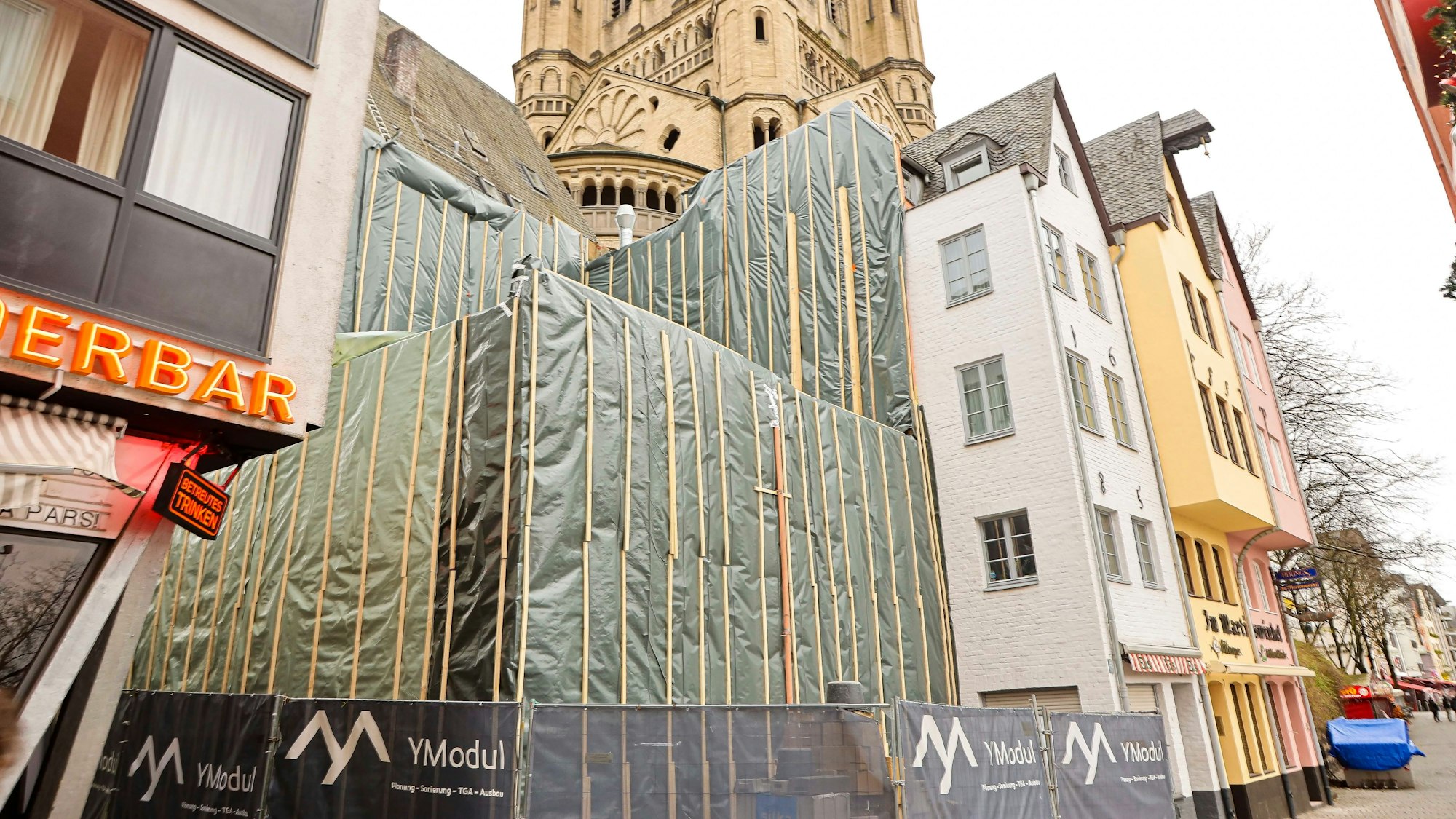 Giebelhäuser am Fischmarkt sind mit Planen abgedeckt.