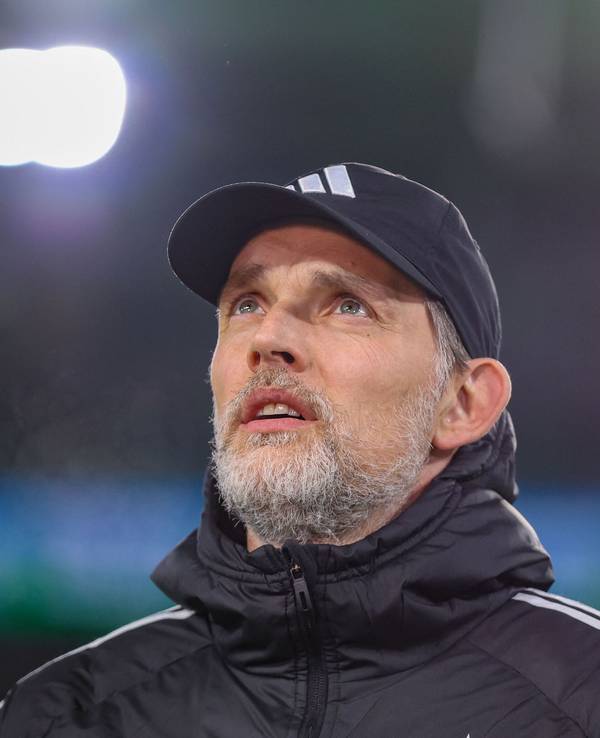 Thomas Tuchel guckt nach oben.