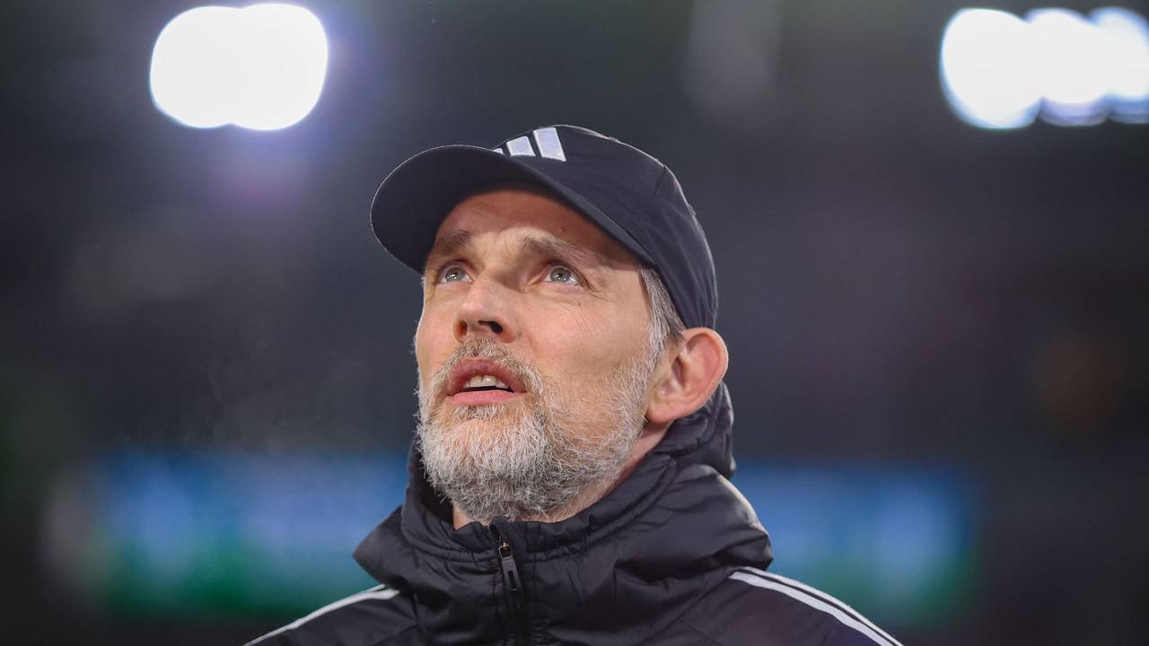 Thomas Tuchel guckt nach oben.