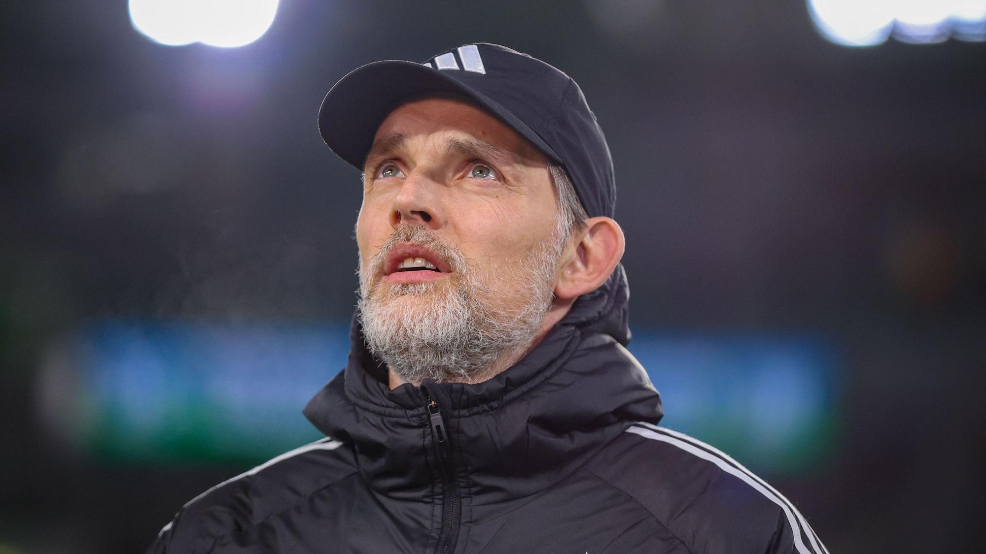 Thomas Tuchel guckt nach oben.