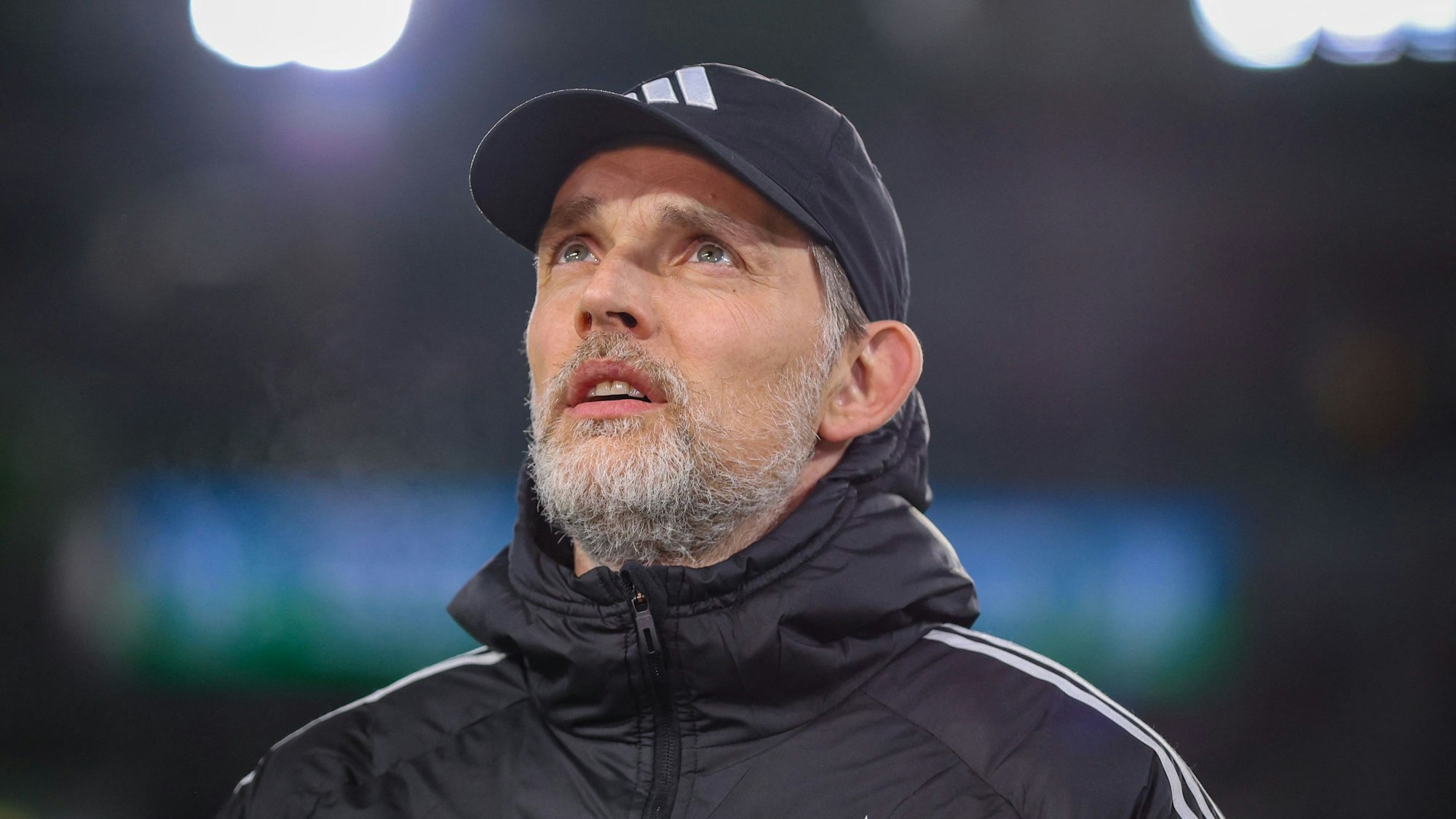 Thomas Tuchel guckt nach oben.
