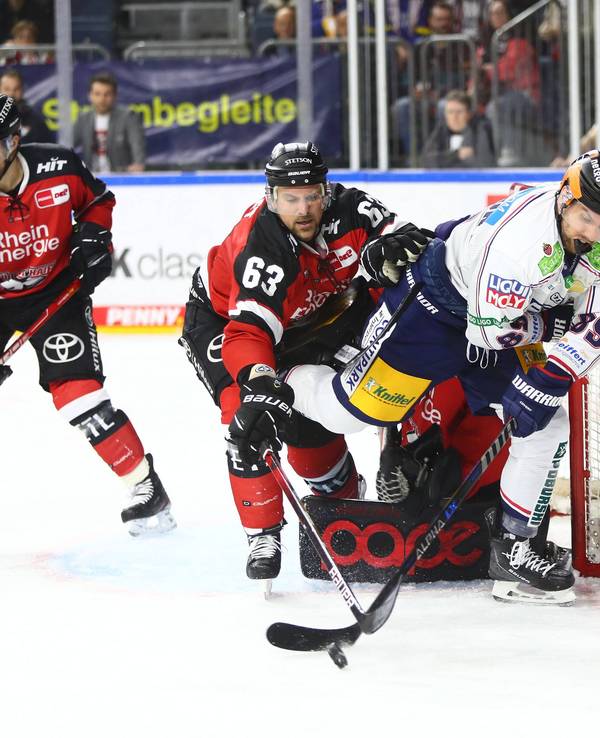 Patrick Sieloff verteidigt in einem Spiel der Kölner Haie gegen die Eisbären Berlin das eigene Tor.