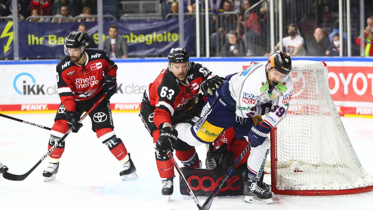Patrick Sieloff verteidigt in einem Spiel der Kölner Haie gegen die Eisbären Berlin das eigene Tor.