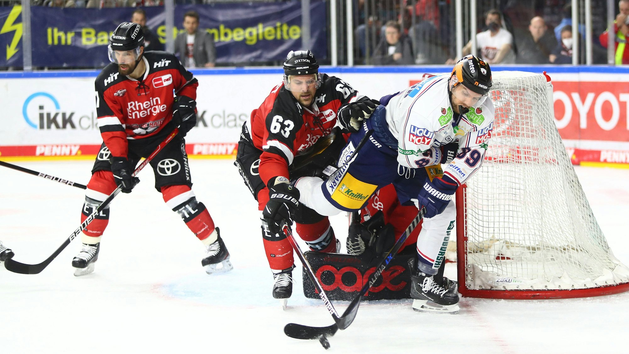 Patrick Sieloff verteidigt in einem Spiel der Kölner Haie gegen die Eisbären Berlin das eigene Tor.