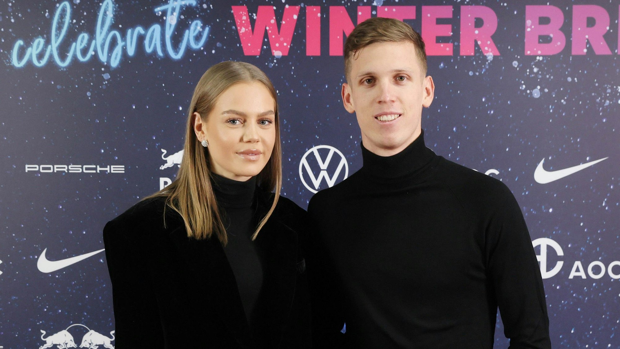 Dani Olmo und seine Laura posieren bei der Weihnachtsfeier von RB Leipzig.