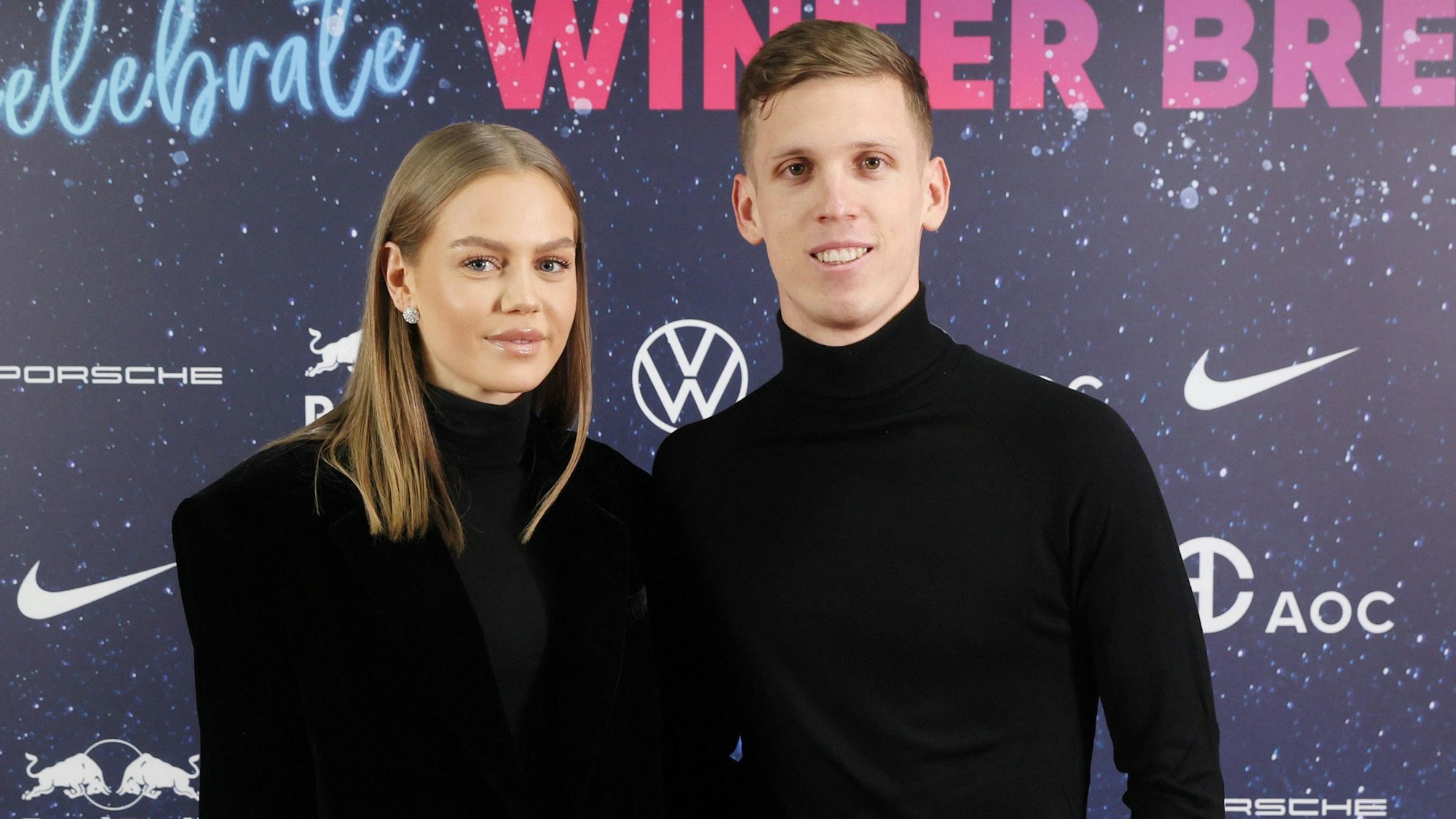 Laura Abla und Dani Olmo posieren auf der Weihnachtsfeier von Bundesligist RB Leipzig.