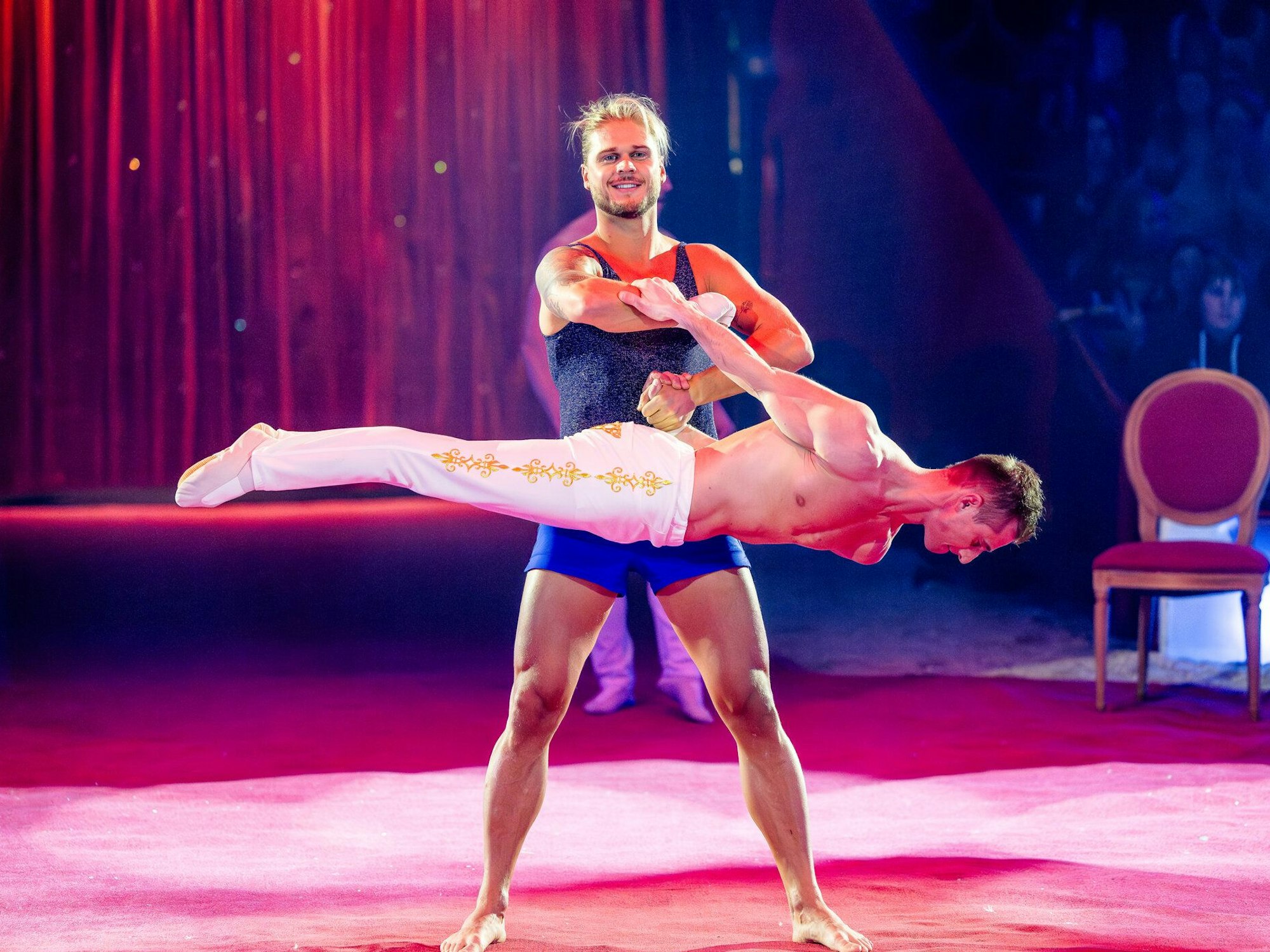 Rúrik Gíslason (stehend) bei „Stars in der Manege“