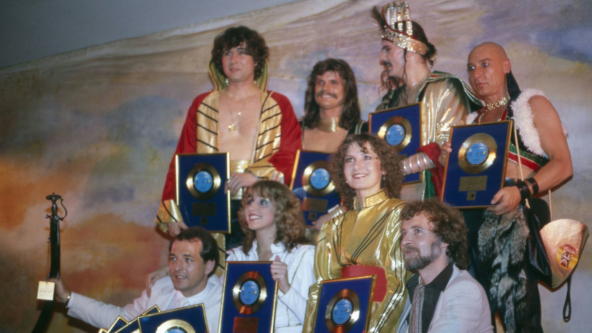 Die Musikgruppe Dschinghis Khan zusammen mit Produzent Ralph Siegel ganz links.