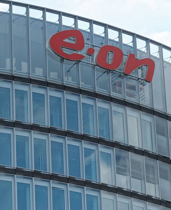 Das Firmenlogo ist an der Fassade des Hauptgebäudes des Energiekonzerns Eon zu sehen