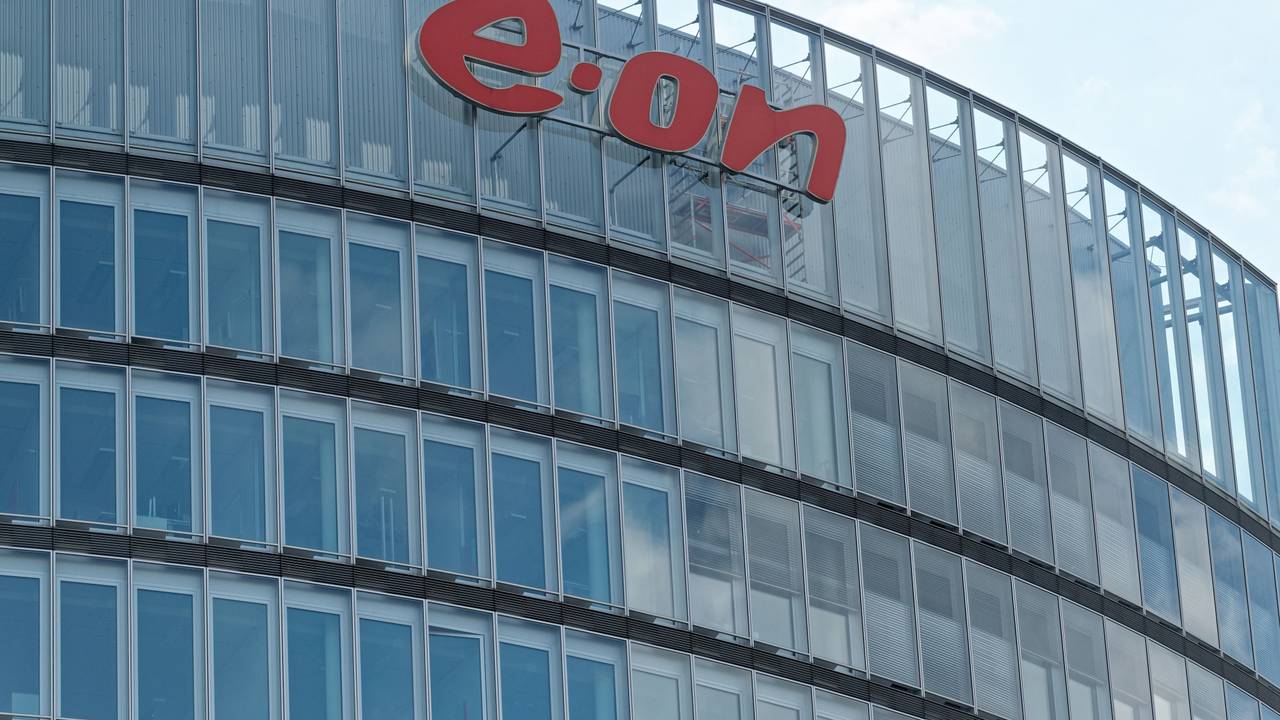 Das Firmenlogo ist an der Fassade des Hauptgebäudes des Energiekonzerns Eon zu sehen