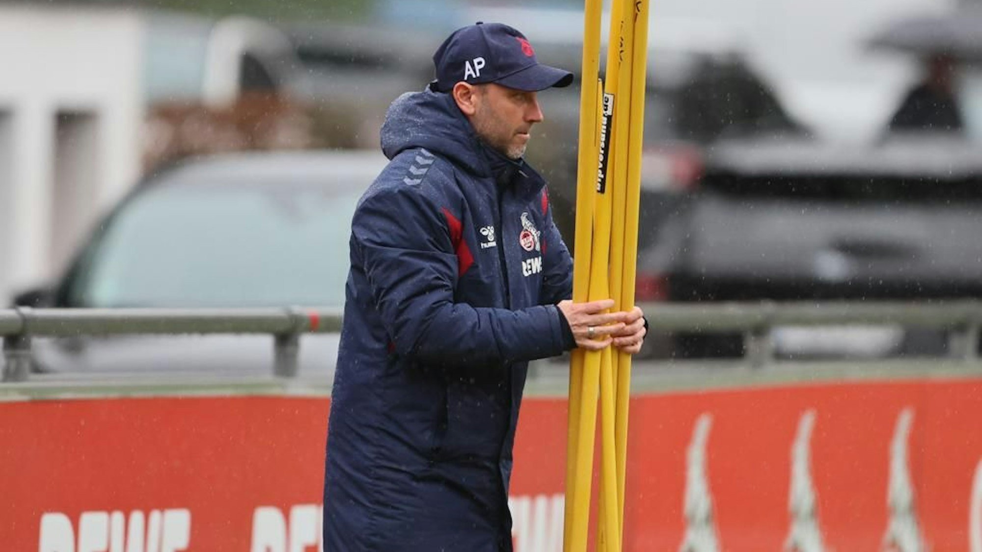 André Pawlak baut Hütchen auf dem Trainingsplatz des 1. FC Köln auf.