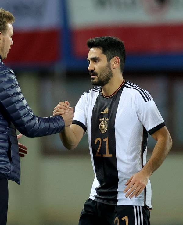 Julian Nagelsmann schlägt mit Ilkay Gündogan ein.