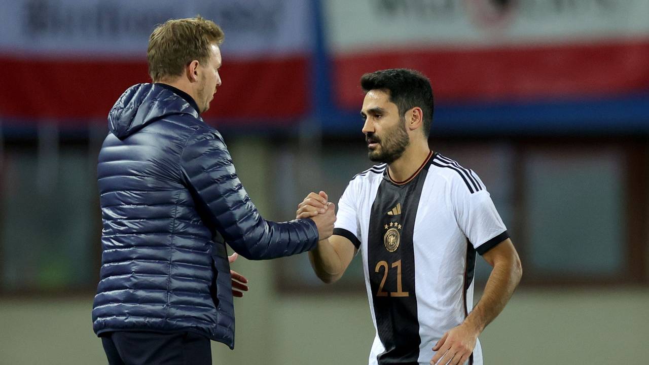 Julian Nagelsmann schlägt mit Ilkay Gündogan ein.