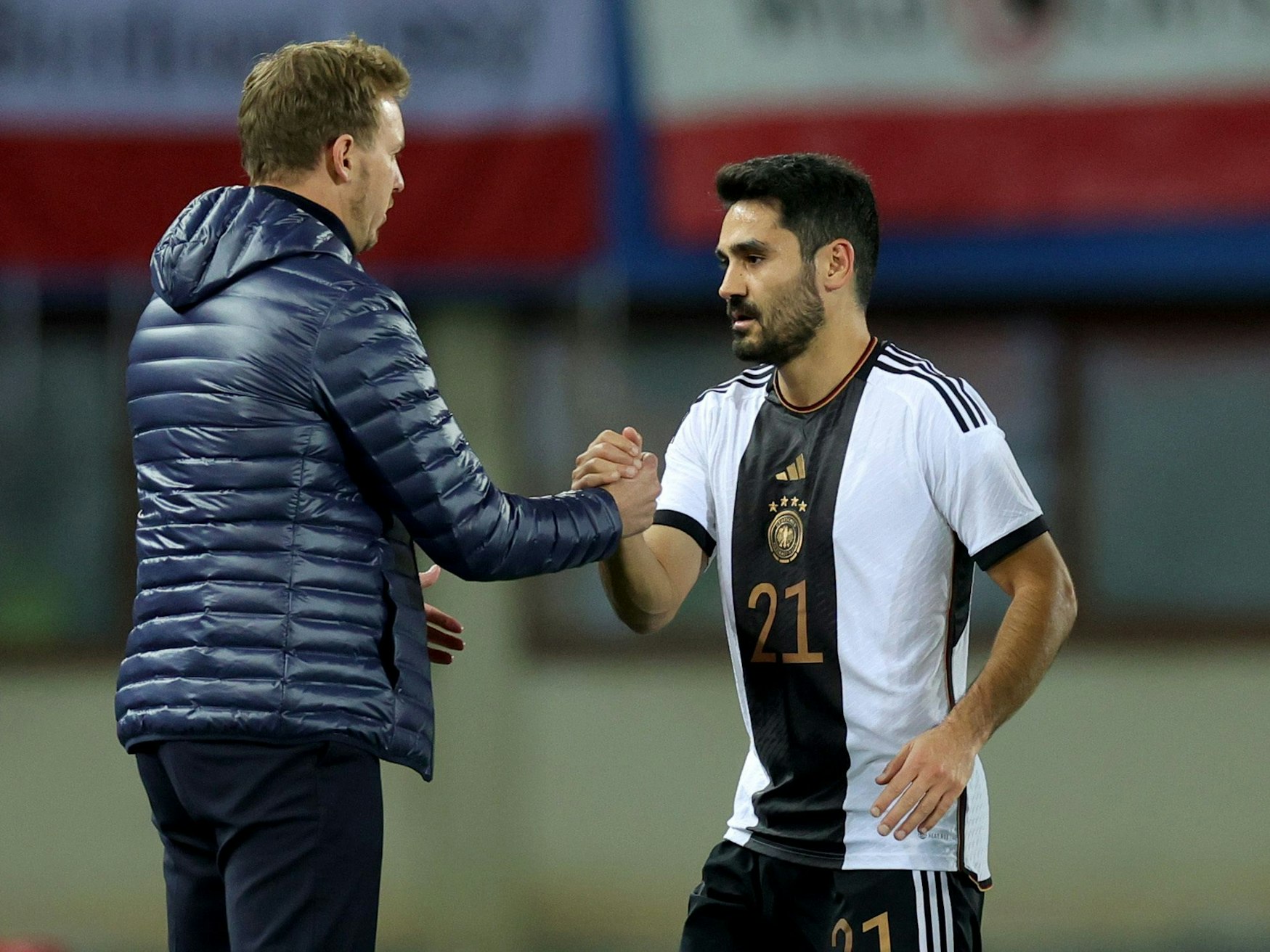 Julian Nagelsmann klatscht beim Länderspiel in Österreich mit Kapitän Ilkay Gündogan ab.
