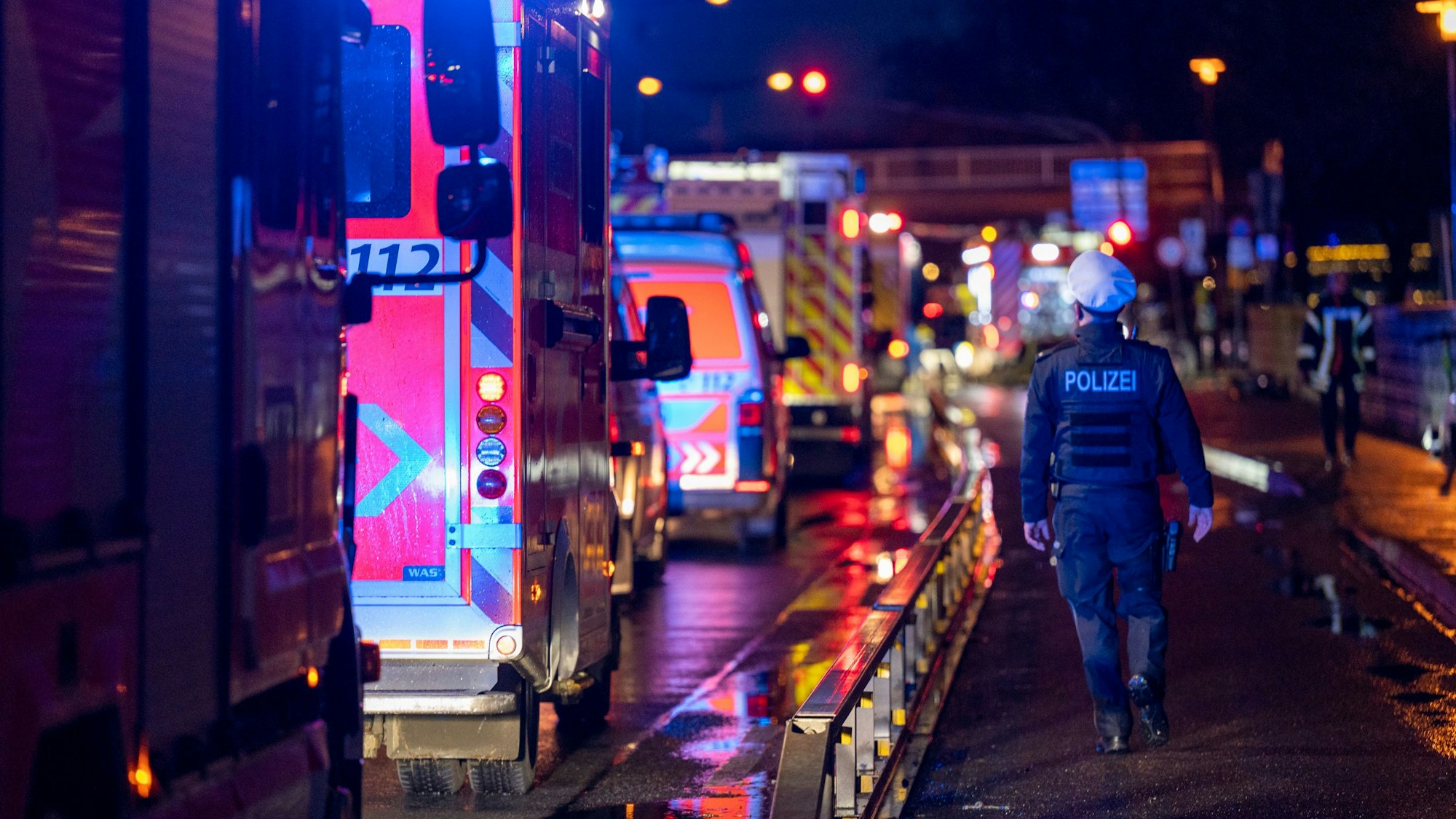 Kräfte der Kölner Feuerwehr bei einem Löscheinsatz