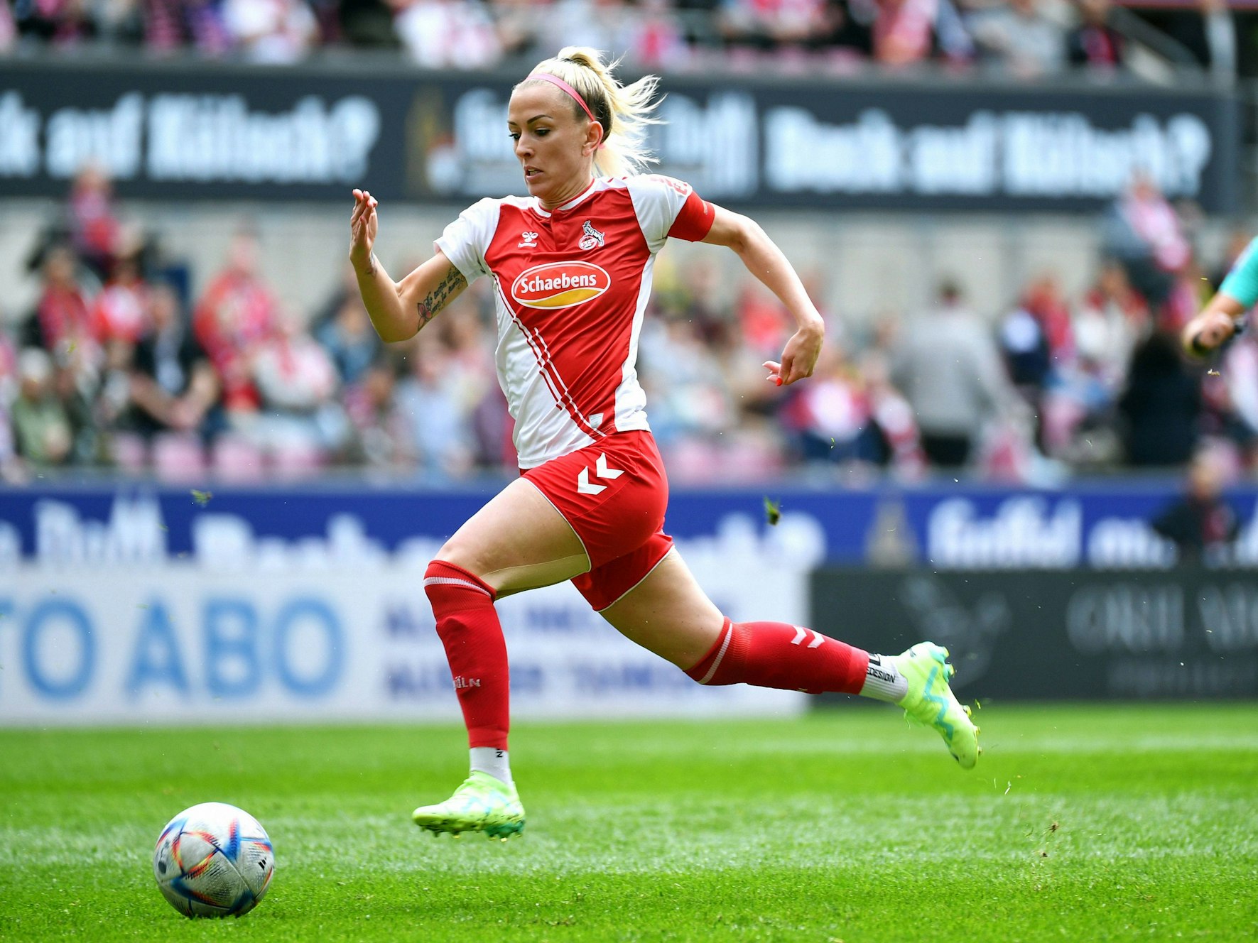 Mandy Islacker führt den Ball im FC-Trikot.