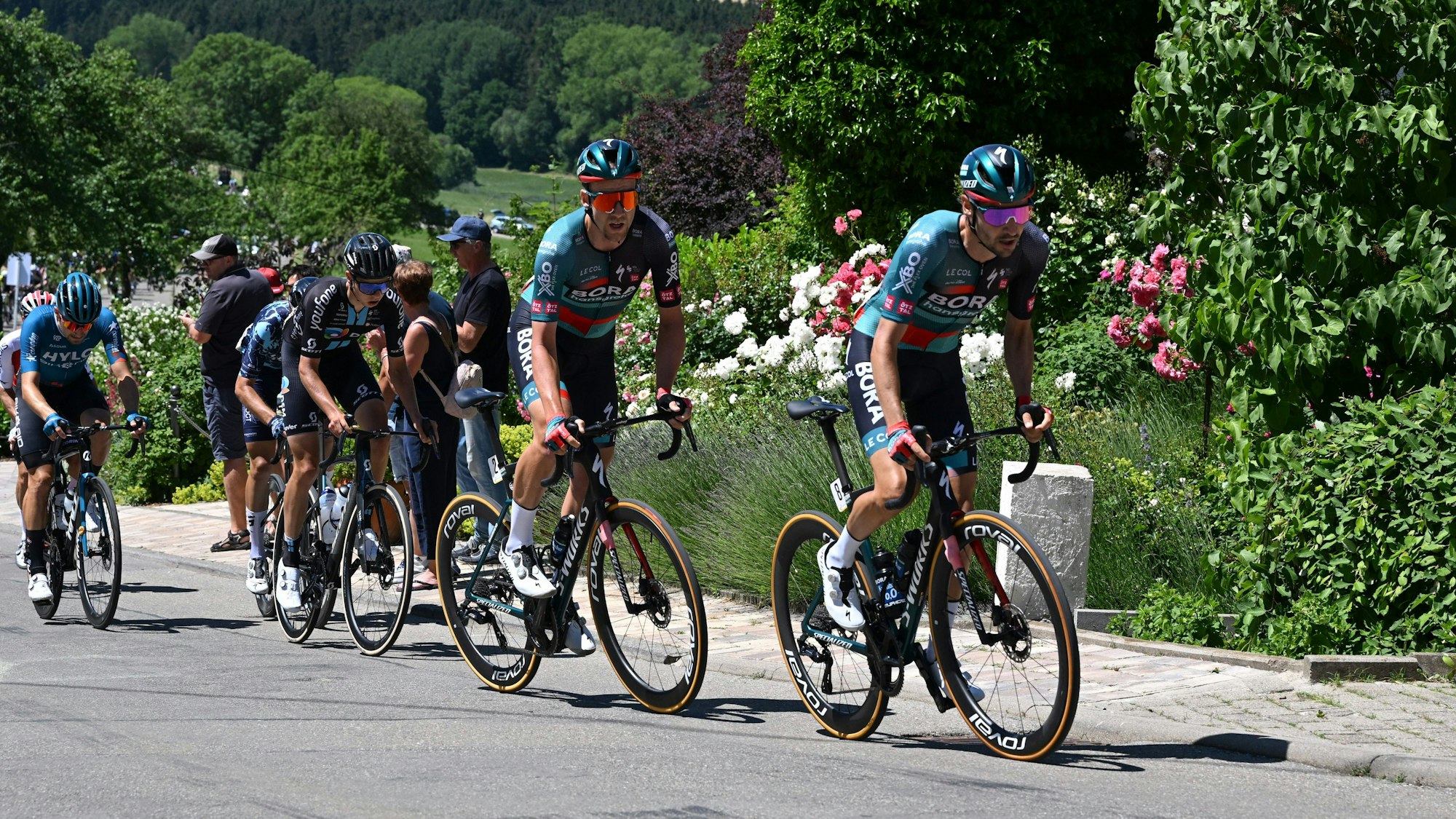 Emanuel Buchmann (r) vom Team Bora Hansgrohe führt vor seinem Teamkollegen Jonas Koch.