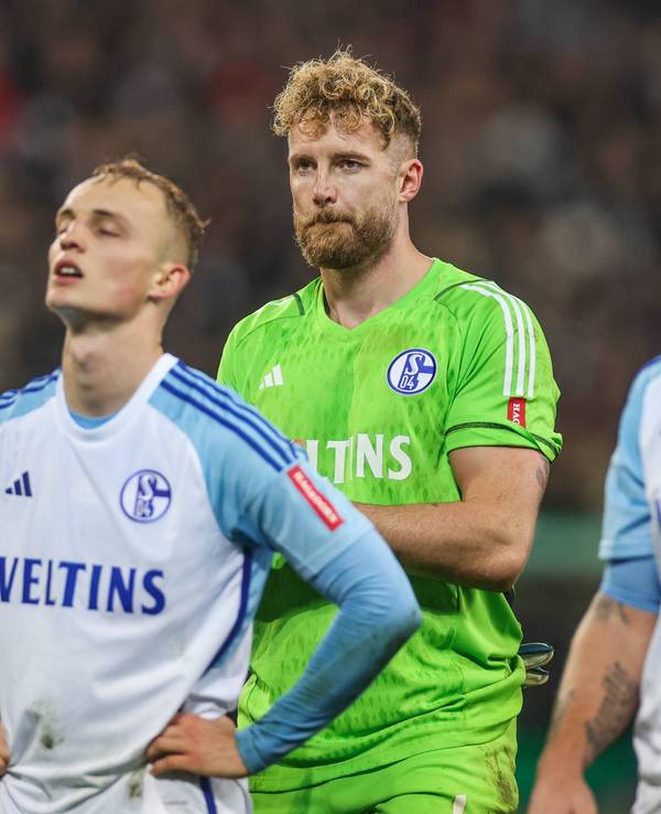 Niklas Tauer (l.), Ralf Fährmann (Mitte) und Sebastian Polter am 31. Oktober 2023 nach dem Pokalspiel auf St. Pauli.